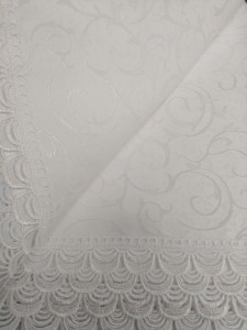 Obrus 150x220 z koronką biały